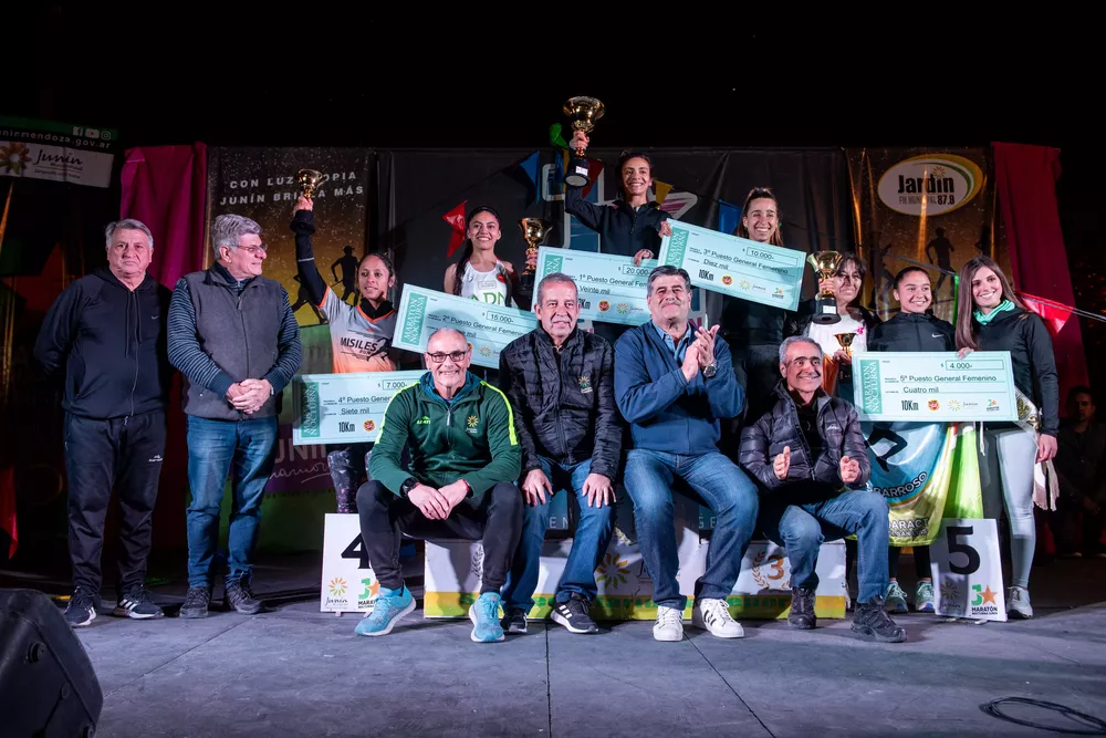 Entrega de premios ganadores 10k general masculino y femenino I