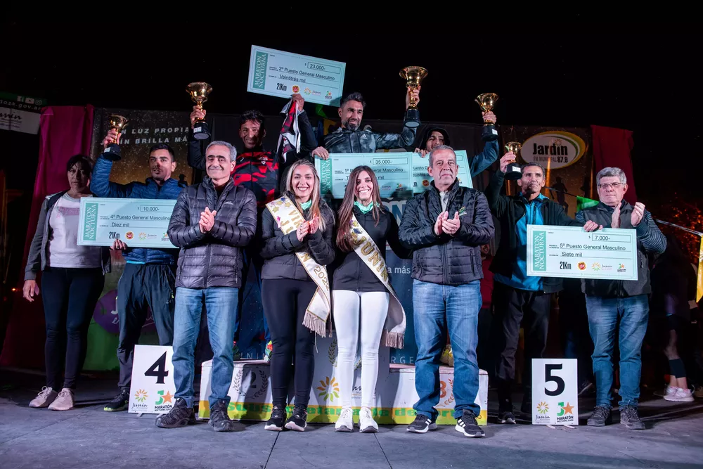 Entrega de premios ganadores 21k general masculino y femenino I