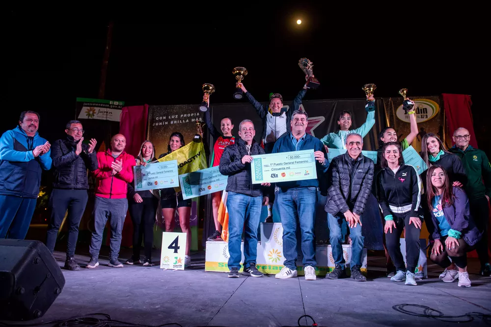 Entrega de premios ganadores 42k general masculino y femenino I