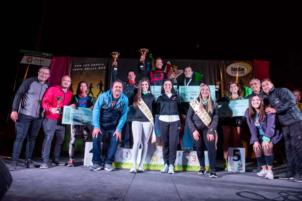 Entrega de premios ganadores 21k general masculino y femenino