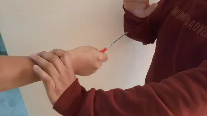 20250526_104412084_En_Ambato_un_hombre_amenaza_a_un_mujer_con_un_destornillador.jpg_107571034