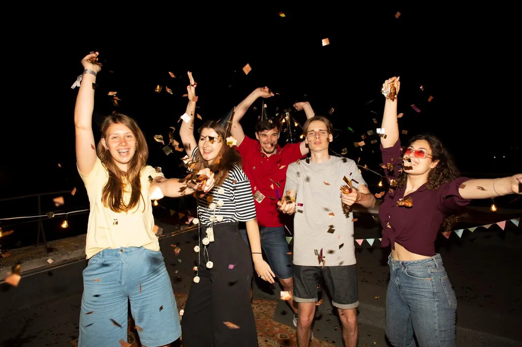 amigos-tiro-medio-celebrando-juntos_23-2149071753