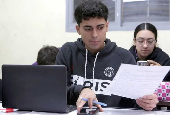 imagen-estudiante-uso-de-celulares-en-el-aula-