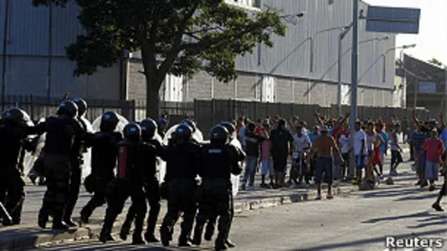 121222045325_argentina_looting_san_fernando_304x171_reuters