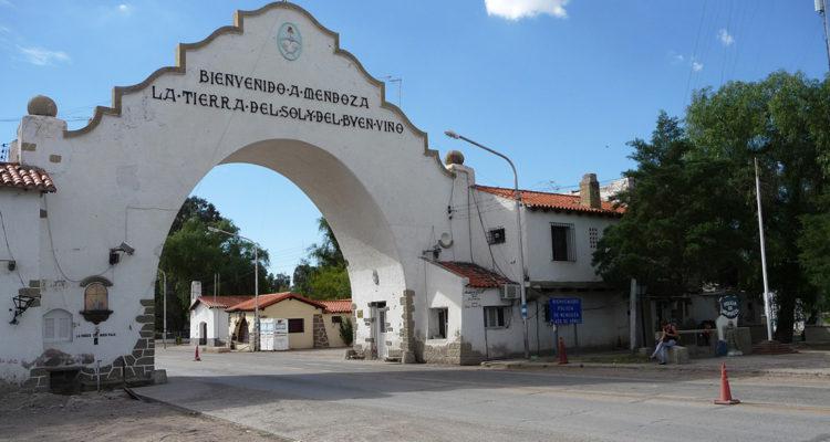 5.Arco-de-Desaguadero-ingreso-a-Mendoza-750x400