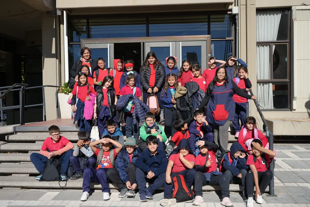 Alumnos en la explanada municipal