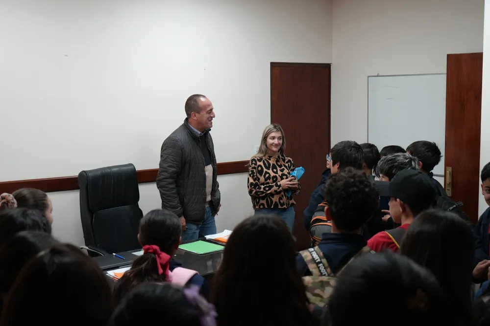 Alumnos visitando el Municipio con Roberto Sosa (Secretario d Gobierno) y Leila Amar (Coordinadora de Educación)01