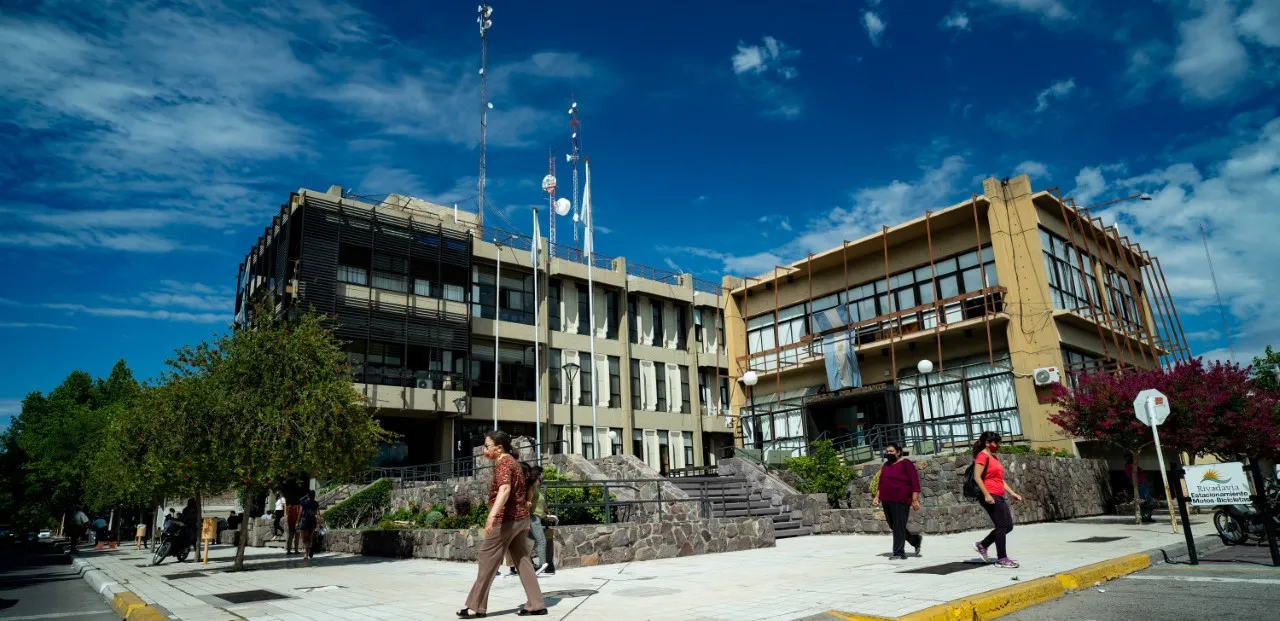 Frente Muni escaleras grises