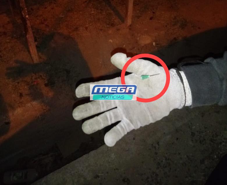 Aguja pincha residuos empleado